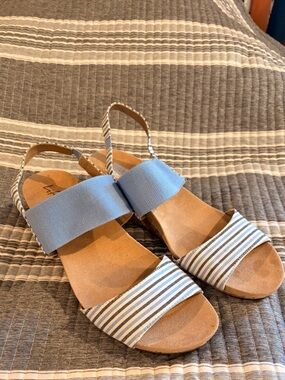 NWOT Life Strides Women’s 9.5 Wide Blue Stripe Elastic Slingback Sandals
